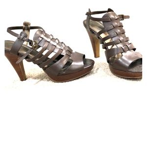 💸⬇️ Tahari brown leather platform sandals